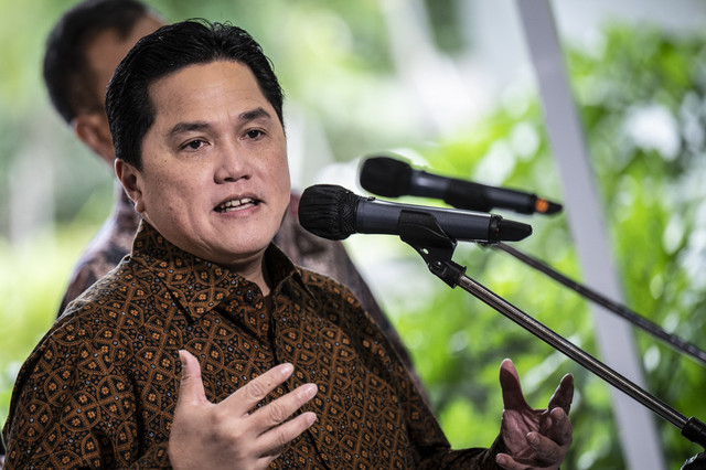 Menteri BUMN Erick Thohir menyampaikan keterangan pers usai melakukan pertemuan dengan jajaran direksi BUMN di Kantor Kementerian BUMN, Jakarta, Rabu (22/1/2025).  Foto: Aprillio Akbar/ANTARA FOTO