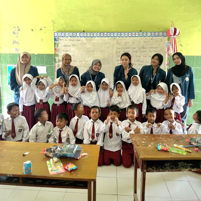 Foto Bersama Siswa-siswi SDN Ngepeh. Sumber: Dokumentasi Pribadi.