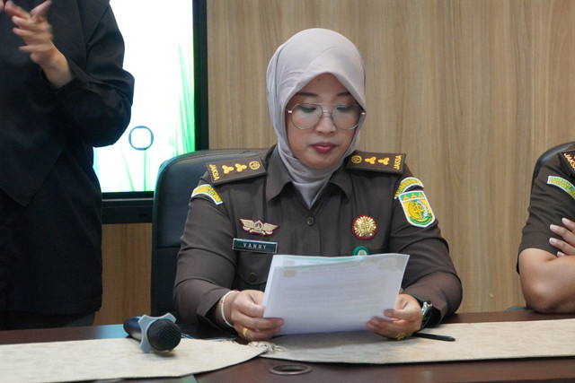 Kasi Penkum Kejati Sumsel, Vanny Yulia Eka Sari dalam press rilis penetapan tersangka Sekda Palembang. Foto : Dok Kejati Sumsel