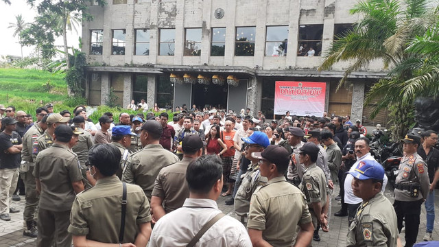 Pemerintah Kabupaten (Pemkab) Gianyar menutup Hotel Parq yang terletak di Jalan Sri Wedari, Desa Tegallalang, Kecamatan Ubud, Kabupaten Gianyar, Bali, pada Senin (20/1).  Foto: Dok. Pemkab Gianyar 