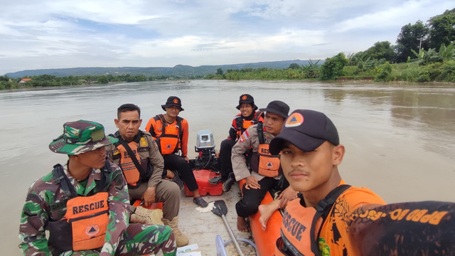 Tim SAR Gabungan saat lakukan persiapan pencarian korban tenggelam di Bengawan Solo di Desa Kanor, Kecamatan Kanor Kabupaten Bojonegoro. Rabu (22/01/2025) (Aset: Istimewa)