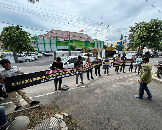 Masa aksi di depan Pengadilan Tinggi Tanjung Karang, dalam mendukung Anton Heri, seorang advokat yang menghadapi tuduhan pidana saat dampingi masyarakat | Foto : Ist