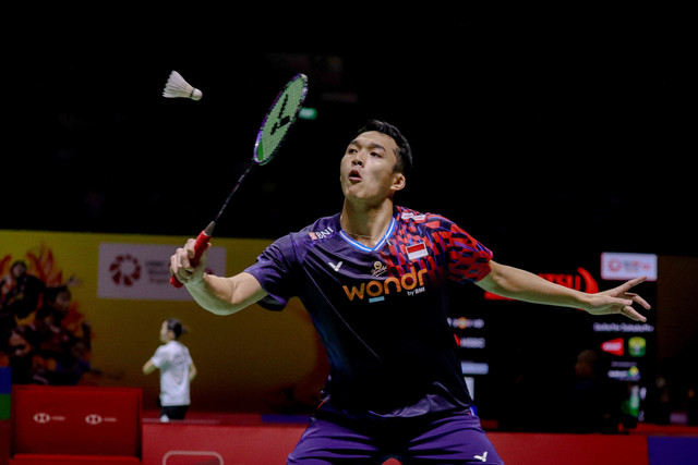 Tunggal putra Indonesia Jonatan Christie saat melawan wakil Taiwan Su Li-yang pada pertandingan Daihatsu Indonesia Masters 2025 di Istora Senayan, Jakarta, Rabu (22/1/2025). Foto: Jamal Ramadhan/kumparan