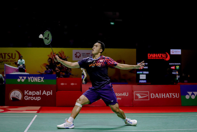 Tunggal putra Indonesia Jonatan Christie saat melawan wakil Taiwan Su Li-yang pada pertandingan Daihatsu Indonesia Masters 2025 di Istora Senayan, Jakarta, Rabu (22/1/2025). Foto: Jamal Ramadhan/kumparan