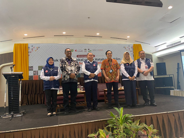 Plt Kadisdik Sumsel Awalludin bersama Direktur Utama ICRAF Indonesia, Andree Ekadinata melakukan peluncuran kurikulum Mulok Pangan Lokal untuk 34 sekolah di Sumsel. Foto : Abdullah Toriq/Urban Id