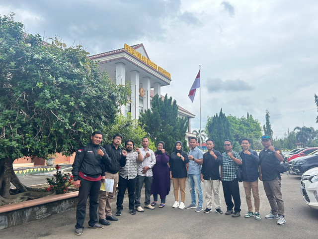 DPN dan DPC SBMI saat dampingi korban TPPO asal Lampung Timur hadapi sidang pertama gugatan perdata oleh terduga pelaku perdagangan orang. | Foto: Istimewa