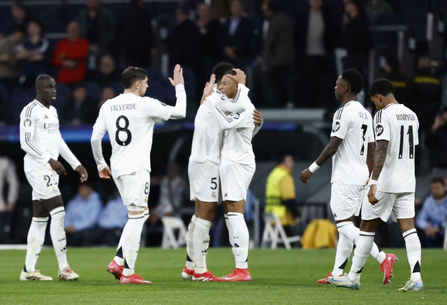 Pemain Real Madrid selebrasi usai bobol Red Bull Salzburg di Estadio Santiago Bernabeu saat laga Fase Liga matchday 7 Liga Champions 2024/25 digelar pada Kamis (23/1) dini hari WIB. Foto: REUTERS/Juan Medina