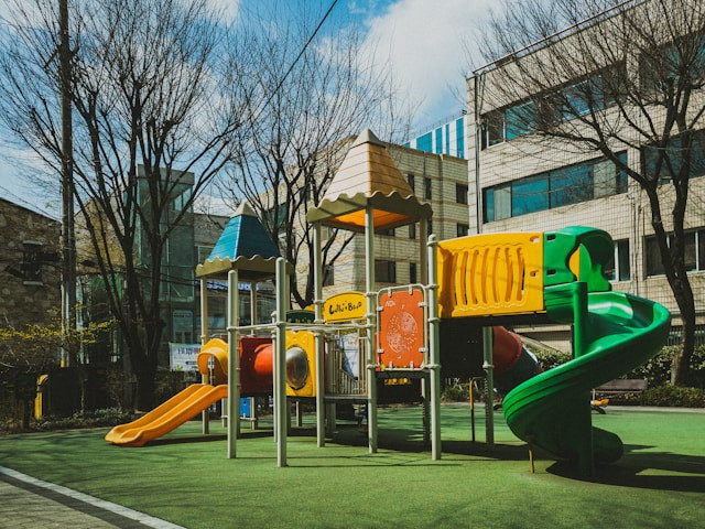 Playground di Margo City. Foto hanya ilustrasi. Sumber foto: Unsplash/Jinhan