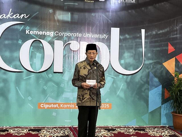 Menteri Agama Nasaruddin Umar memberikan sambutan dalam acara Kemenag Corporate University, di Kantor Pusdiklat Kementerian Agama, Tangerang, Banten, Kamis (23/1/2025). Foto: Alya Zahra/kumparan 