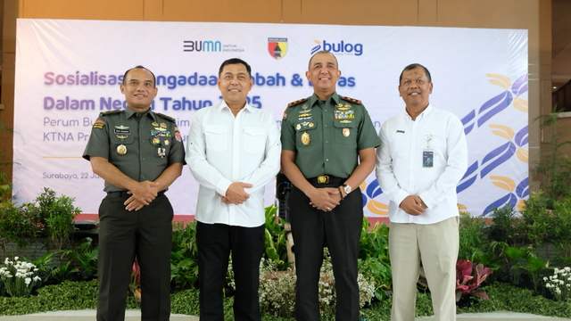 Wakil Direktur Utama Perum BULOG, Mayor Jenderal TNI (Purn.) Dr. Marga Taufiq, S.H., M.H., (kedua dari kiri) Pangdam V /Brawijaya, Mayjend Rudy Saladin, (kedua dari kanan) Wakil Asisten Teritorial Kepala Staf Angkatan Darat, Brigjen TNI Heri Susanto (kiri) dan Ketua Kontak Tani Nelayan Andalan (KTNA) Jawa Timur, Sumrambah (kanan) pada Sosialisasi pengadaan Gabah dan Beras Dalam Negeri Tahun 2025 di Surabaya, Rabu (22/1). Foto: Dok. BULOG