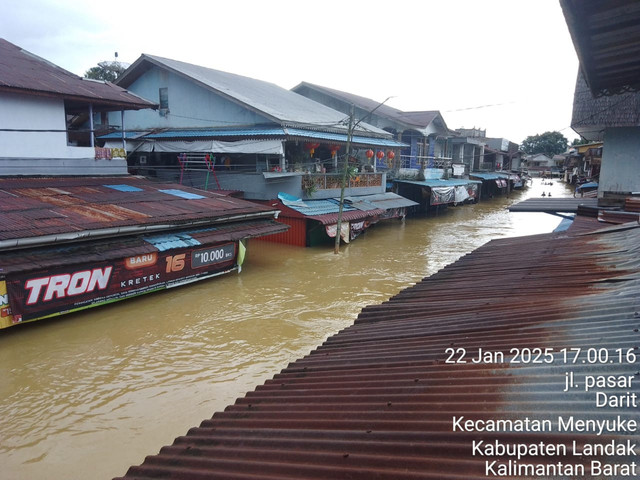 Banjir di Darit merendam hampir sampai ke atap rumah warga. Foto: Dok Polres Landak