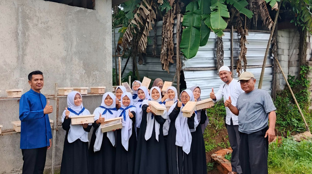 Santri-santri Baitul Quran DT Peduli Bogor Foto Bersama Mentor Peternak Lebah Madu dan Tim DT Pedui Bogor (Sumber : DT Peduli)