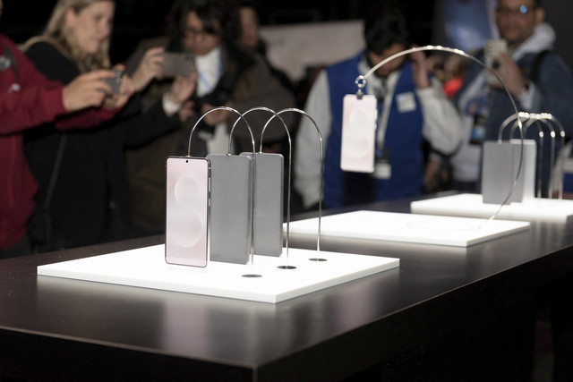 Sejumlah orang mengambil gambar smartphone Galaxy S25 Edge saat acara musim dingin Samsung Galaxy Unpacked 2025 di San Jose, California, AS, Rabu (22/1/2025). Foto: Laure Andrillon/REUTERS