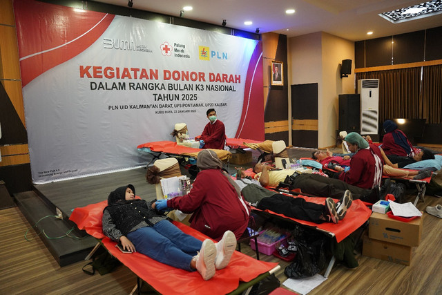 Karyawan PLN UID Kalimantan Barat tengah menjalani proses pengambilan darah oleh tim PMI Pontianak dalam rangka kegiatan donor darah yang diselenggarakan untuk memperingati Bulan K3 Nasional. Foto: Dok. PLN Kalbar