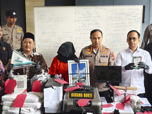 Pemilik biro umrah PT Hasanah Magna Safari (HMS), Indri Dapsari (46) yang tipu calon jemaah umrah dengan total kerugian Rp 14 miliar, Kamis (23/1/2025). Foto: Arfiansyah Panji Purnandaru/kumparan