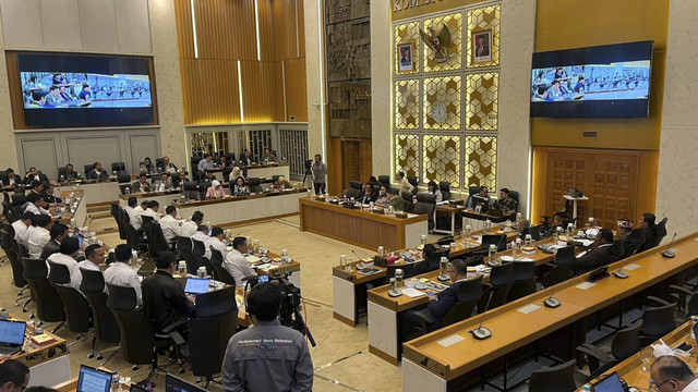 Rapat Komisi IV DPR RI dengan Menteri KP Sakti Wahyu Trenggono, Kamis (23/1/2025). Foto: Haya Syahira/kumparan