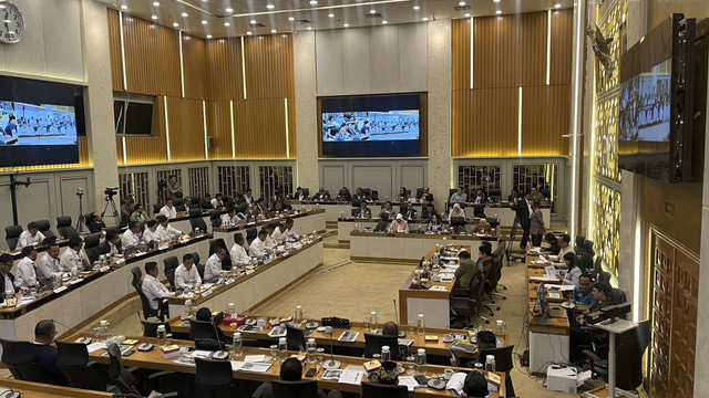 Rapat Komisi IV DPR RI dengan Menteri KP Sakti Wahyu Trenggono, Kamis (23/1/2025). Foto: Haya Syahira/kumparan