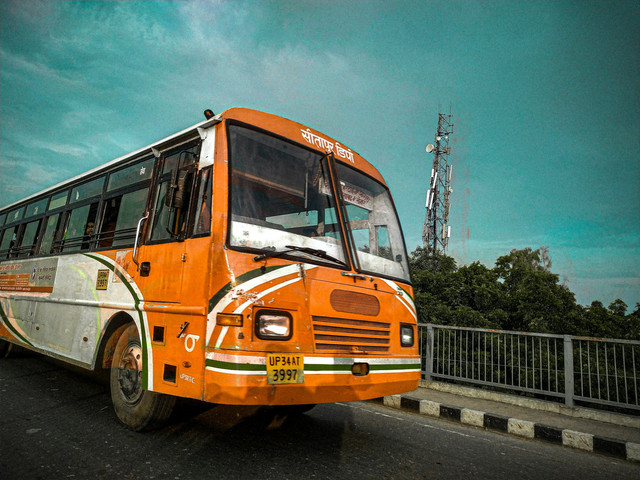 Jadwal Bus Semarang - Jakarta Berangkat Pagi. Foto hanya ilustrasi, bukan tempat sebenarnya. Sumber: unsplash.com/Siddharth.