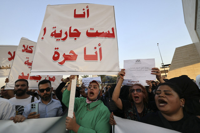 Para pria Irak bergabung dengan para wanita dalam sebuah demonstrasi menentang pernikahan di bawah umur di Tahrir Square di pusat kota Baghdad (8/82024). Foto: Ahmad Al-Rubaye/AFP