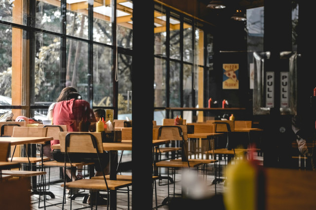 Tempat Makan di Semarang untuk Rombongan. Foto hanya ilustrasi, bukan tempat sebenarnya. Sumber: unsplash.com/Muhamad Lucky Ramadhan.