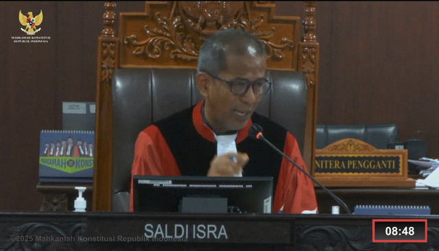 Wakil Ketua MK Saldi Isra menegur pihak KPU Kabupaten Mimika saat memimpin sidang lanjutan sengketa Pilkada 2024, di Ruang Sidang Panel II, Gedung MK, Jakarta, Kamis (23/1/2025). Foto: YouTube/MKRI