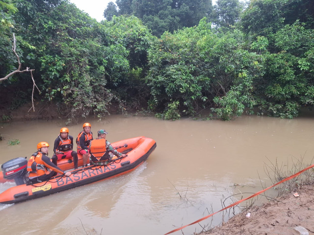 Tim Basarnas tengah melakukan pencarian di Sungai Niru, Muara Enim. Foto : Dok Basarnas Palembang
