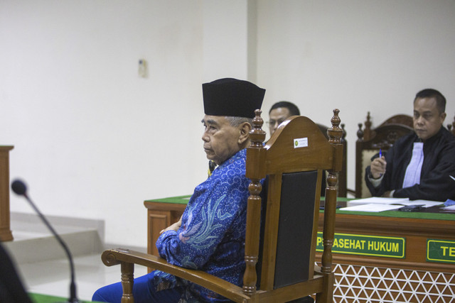 Panji Gumilang bersiap mengikuti sidang perdana kasus Tindak Pidana Pencucian Uang (TPPU) di Pengadilan Negeri Indramayu, Jawa Barat, Kamis (23/1/2025). Foto: Dedhez Anggara/ANTARA FOTO