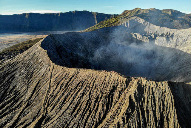 Foto udara masyarakat Suku Tengger merayakan Yadnya Kasada di kawah Gunung Bromo, Probolinggo, Jawa Timur, Sabtu (22/6/2024). Foto: Muhammad Mada/ANTARA FOTO