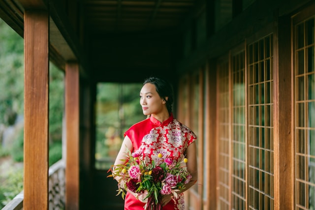 Ilustrasi apa itu cheongsam, Photo by East Meets Dress on Unsplash