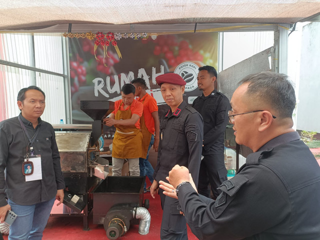 Pimpinan Cabang BRI Pagar Alam Kunjungi Rumah Produksi Kopi Lapaga