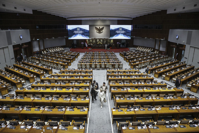 Sejumlah Anggota DPR berjalan usai mengikuti Rapat Paripurna DPR Ke-11 Masa Persidangan II Tahun Sidang 2024-2025 di Kompleks Parlemen, Senayan, Jakarta, Kamis (23/1/2025). Foto: Dhemas Reviyanto/ANTARA FOTO