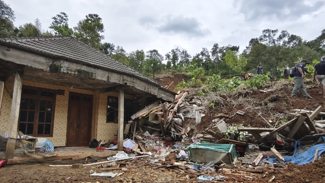 Tanah longsor menerjang enam rumah di Dusun Banturejo, Desa Sambirejo, Kecamatan Wonosalam, Kabupaten Jombang, pada Kamis (23/1/2025).  Foto: Dok. BPBD Jatim