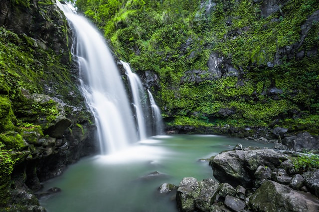 Air Terjun Sirah Kencong. Foto hanya ilustrasi, bukan tempat sebenarnya. Sumber: Unsplash/Christian Joudrey