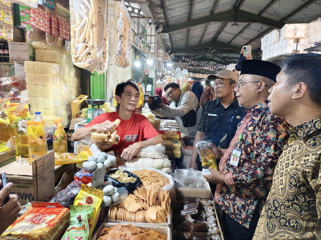 Sekretaris Daerah Kota Pontianak Amirullah saat monitoring ketersediaan dan harga bahan pokok menjelang Imlek di Pasar Flamboyan. Foto: Dok. Pemkot Pontianak