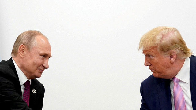 Presiden AS Donald Trump dan Presiden Rusia Vladimir Putin mengadakan pertemuan bilateral pada KTT para pemimpin G20 di Osaka, Jepang 28 Juni 2019.  Foto: REUTERS/Kevin Lamarque