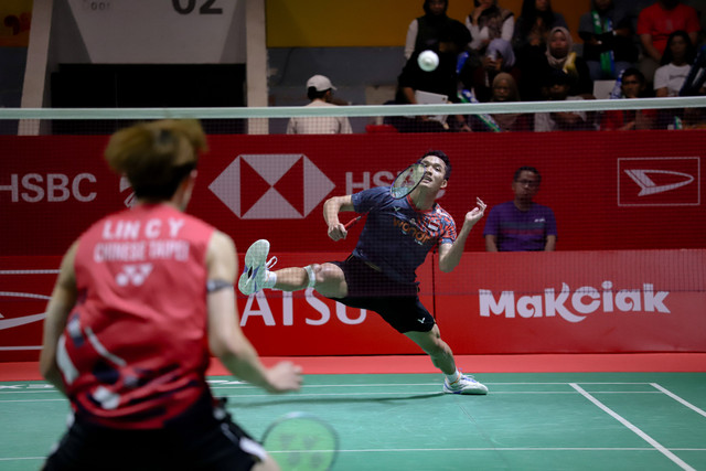 Pebulu tangkis tunggal putra Jonatan Christie tampil melawan tunggal putra Taiwan Lin Chun-Yi pada babak 16 besar Indonesia Masters 2025 di Istora Senayan, Jakarta, Kamis (23/1/2025). Foto: Jamal Ramadhan/kumparan