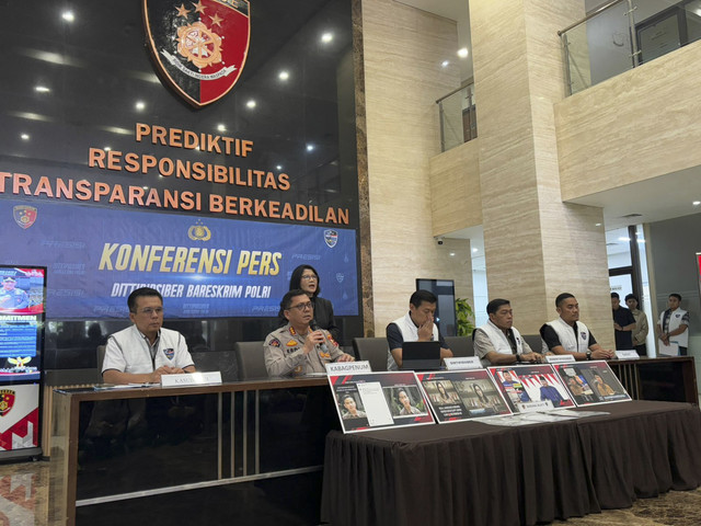 Konferensi pers pengungkapan penipuan dengan deepfake AI yang mengatasnamakan pejabat negara oleh Dittipidsiber Bareskrim Polri pada Kamis (23/1/2025). Foto: Abid Raihan/kumparan