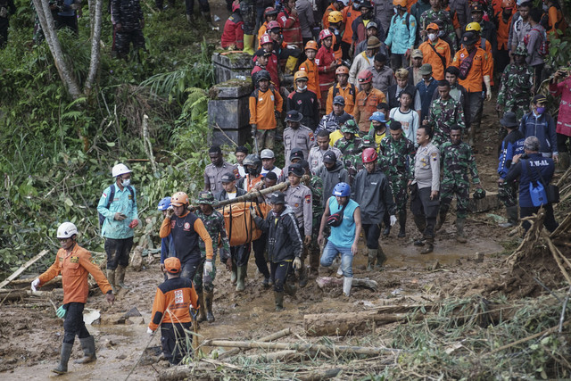 Relawan bersama anggota TNI dan Polri mengevakuasi jenazah korban tanah longsor di Desa Kasimpar di Kecamatan Petungkriyono, Kabupaten Pekalongan, Jawa Tengah, Kamis (23/1/2025). Foto: Harviyan Perdana Putra/ANTARA FOTO