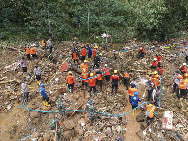 Foto udara relawan mencari korban tanah longsor di Desa Kasimpar di Kecamatan Petungkriyono, Kabupaten Pekalongan, Jawa Tengah, Kamis (23/1/2025). Foto: Harviyan Perdana Putra/ANTARA FOTO