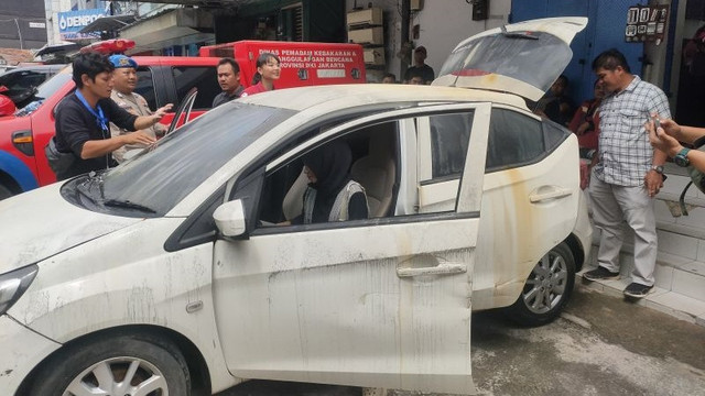 Satu unit mobil milik Oshima Yukari, salah satu dari 14 orang yang dilaporkan hilang dalam kebakaran Glodok Plaza, Tamansari, Jakarta Barat akhirnya dibawa turun dari lantai tujuh, Kamis (23/1/2025). Foto: Risky Syukur/Antara