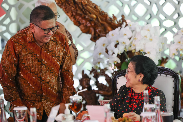 Presiden Kelima RI yang juga Ketua Umum PDI Perjuangan Megawati Soekarnoputri (kanan) berbicara dengan Sekjen PDIP Hasto Kristiyanto (kiri) dalam perayaan HUT ke-78 Megawati di Istana Batu Tulis, Kota Bogor, Jawa Barat, Kamis (23/1/2025). Foto: ANTARA FOTO/Monang Sinaga