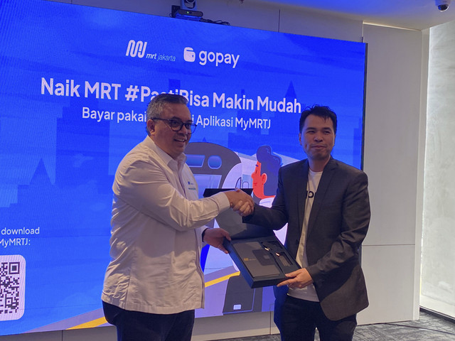 Direktur Pengembangan Bisnis PT MRT Jakarta (Perseroda), Farchad Mahfud dan Head of Gopay Walet, Kelvin Timotius di Jakarta, Kamis (23/1/2025). Foto: Muhammad Fhandra Hardiyon/kumparan