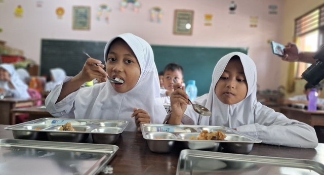 Momen pelaksanaan program Makan Bergizi Gratis (MBG) di SD Sinduadi, Kabupaten Sleman. Foto: istimewa