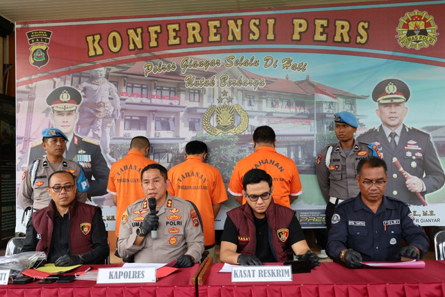 Jumpa pers tiga pemuda terlibat kasus pengeroyokan hingga menyebabkan korban tewas di Bali. Foto:  Polres Gianyar