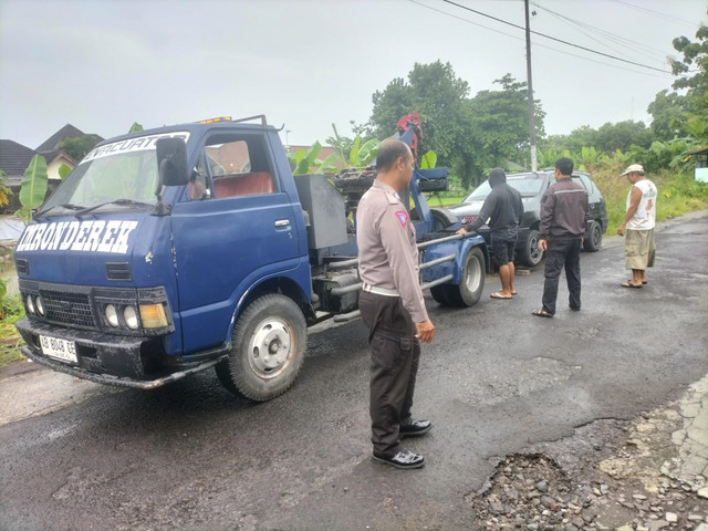 Polisi menderek mobil tak bertuan yang terparkir lebih dari satu bulan di depan toko bakpia di Sleman. Foto: Dok. Polsek Depok Timur