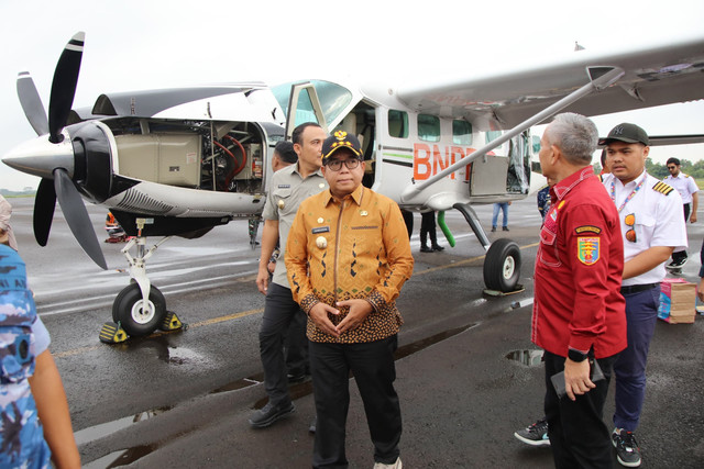 Operasi Modifikasi Cuaca (OMC) yang dilakukan Pemerintah Provinsi Lampung bekerja sama dengan Badan Nasional Penanggulangan Bencana (BNPB) Untuk mengantisipasi banjir susulan di wilayah Lampung | Foto : Dok. Adpim Provinsi Lampung 