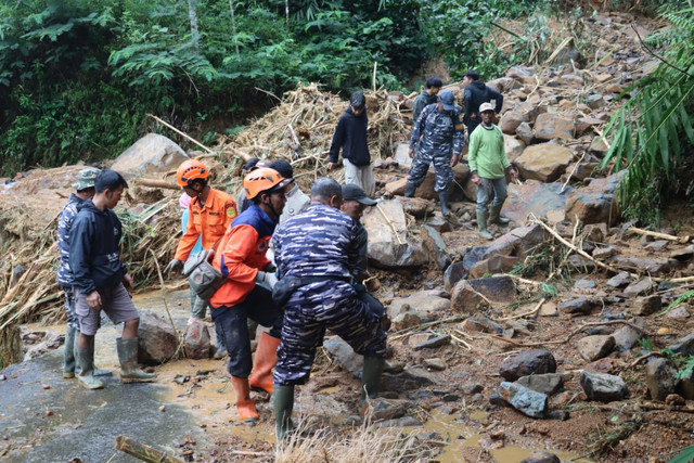 TNI AL melakukan pencarian korban bencana banjir dan longsor di Pekalongan, Kamis (23/1/2025). Foto: Dispenal