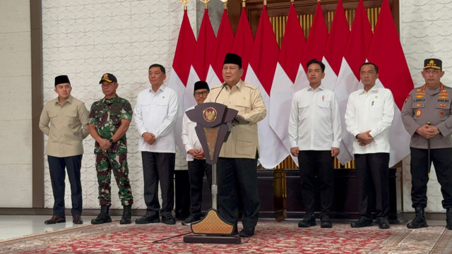 Presiden Prabowo Subianto memberikan keterangan sebelum lawatan luar negeri di Halim Perdanakusuma, Jakarta, Kamis (23/1/2025). Foto: Luthfi Humam/kumparan