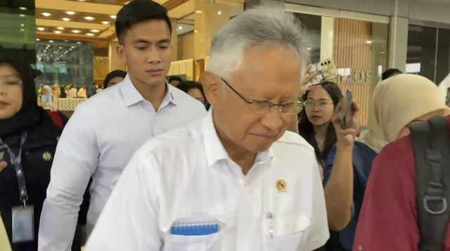 Menteri Pendidikan Tinggi, Sains, dan Teknologi (Mendiktisaintek) Satryo Soemantri Brodjonegoro menolak menjawab pertanyaan wartawan usai rapat bersama Komisi X, Komplek Parlemen Senayan, Jakarta Pusat. Foto: Alya Zahra/kumparan 