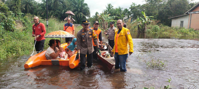 Petugas mengevakuasi warga. Foto: M. Zain/Hi!Pontianak